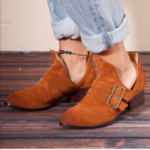 Cognac Leather Cut Out V Split Buckle Ankle Bootie - Picture 3 of 3